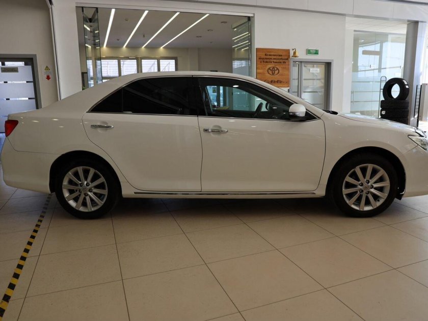 Белая тойота камри