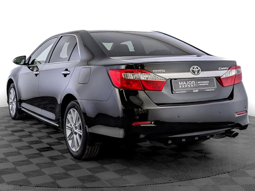 Черная тойота камри