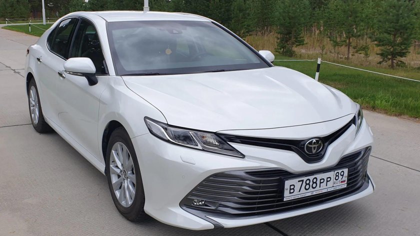 Тойота Камри в 70 белый жемчуг