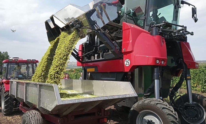 Виноградоуборочный комбайн КВР-1