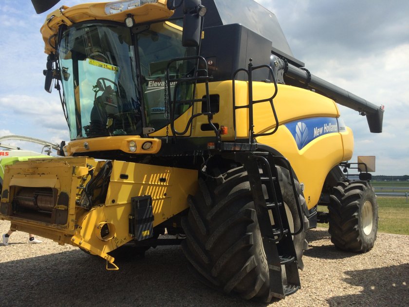 Комбайн Нью Холланд 660