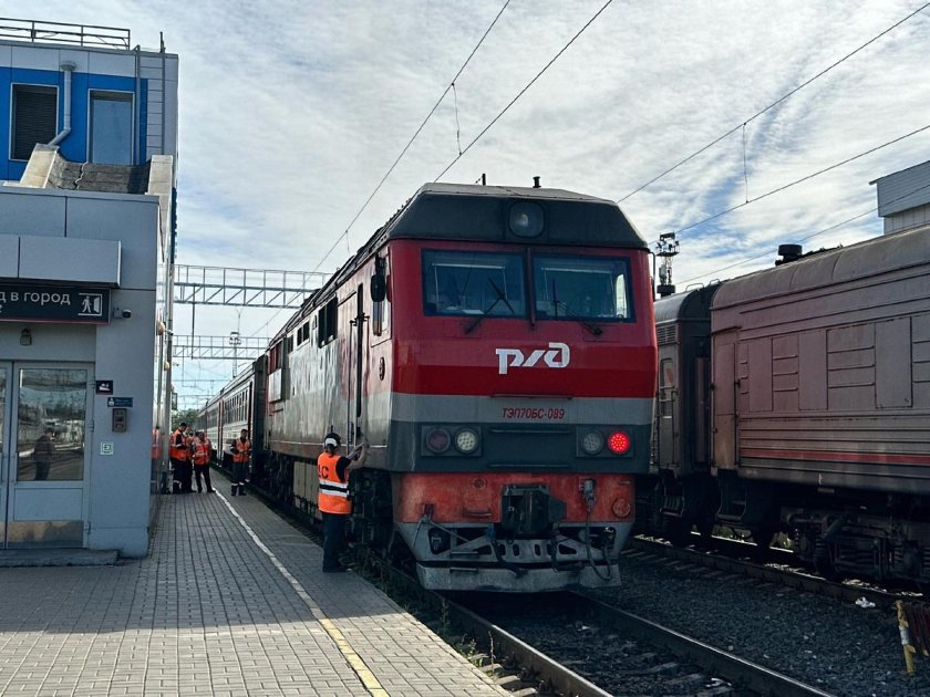 Тэп70бс с двухэтажным поездом