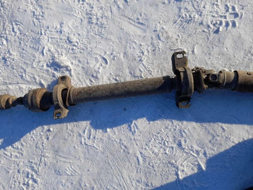 Карданный вал на Тойота Ипсум как выглядит