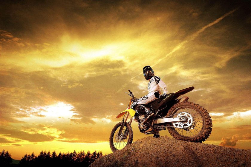 Желтый кроссовый мотоцикл