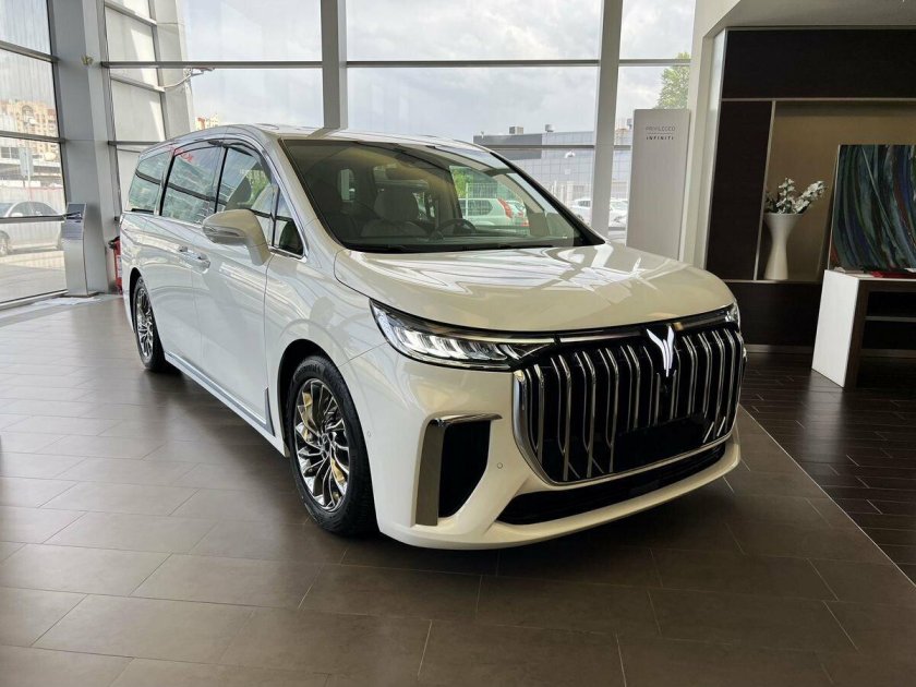 Белый минивэн