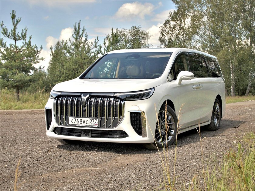 Машина с узкими фарами спереди