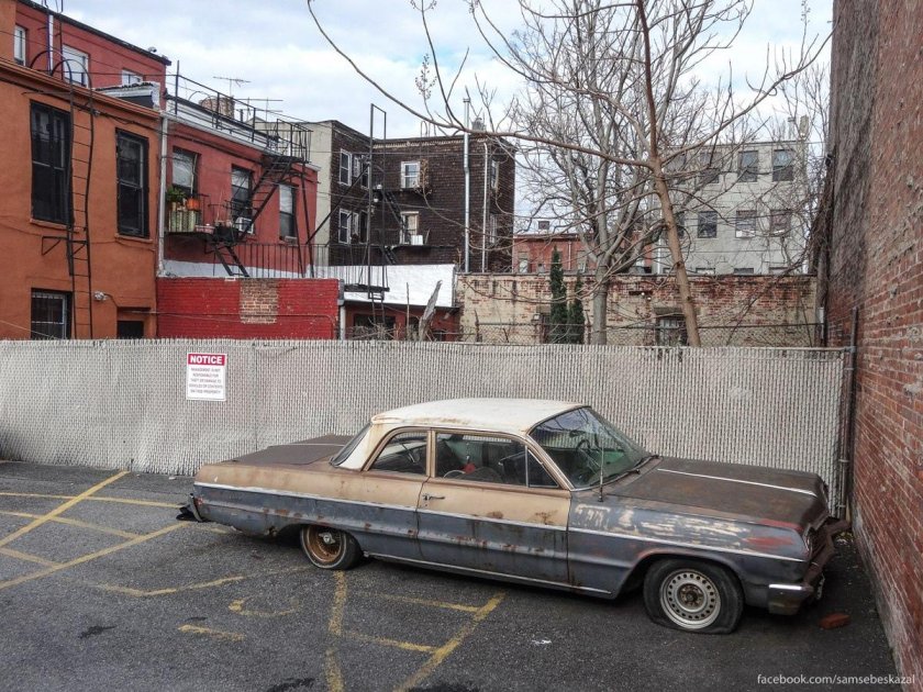 Старые американские автомобили на улицах Нью-Йорк