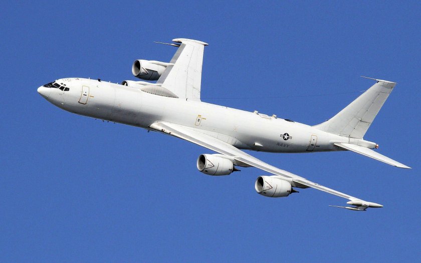 Самолет в полете сбоку