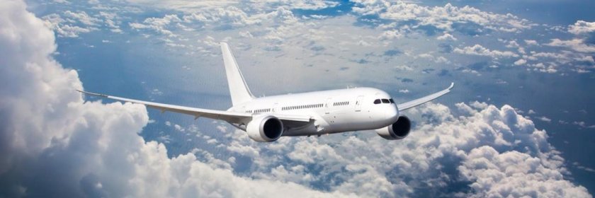 Самолет в голубом небе