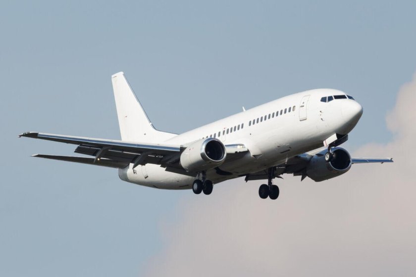 Белый авиалайнер