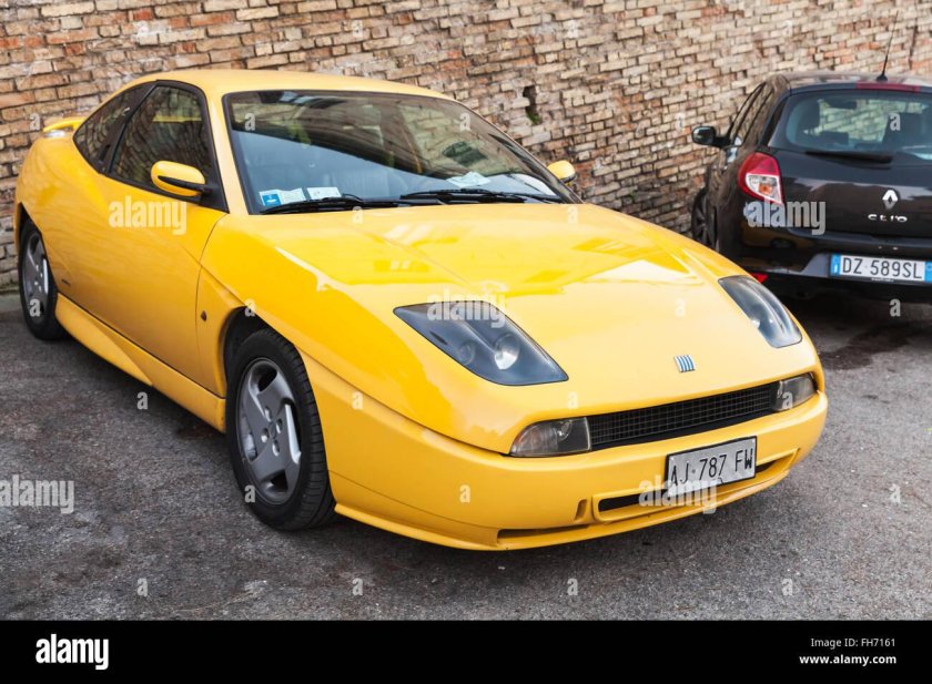 Желтый Фиат купе