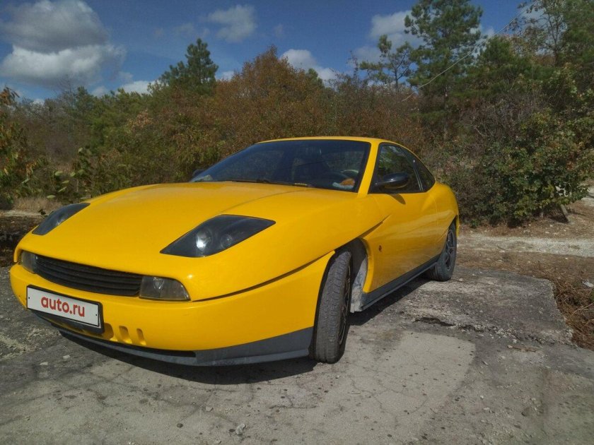 Желтый Фиат купе