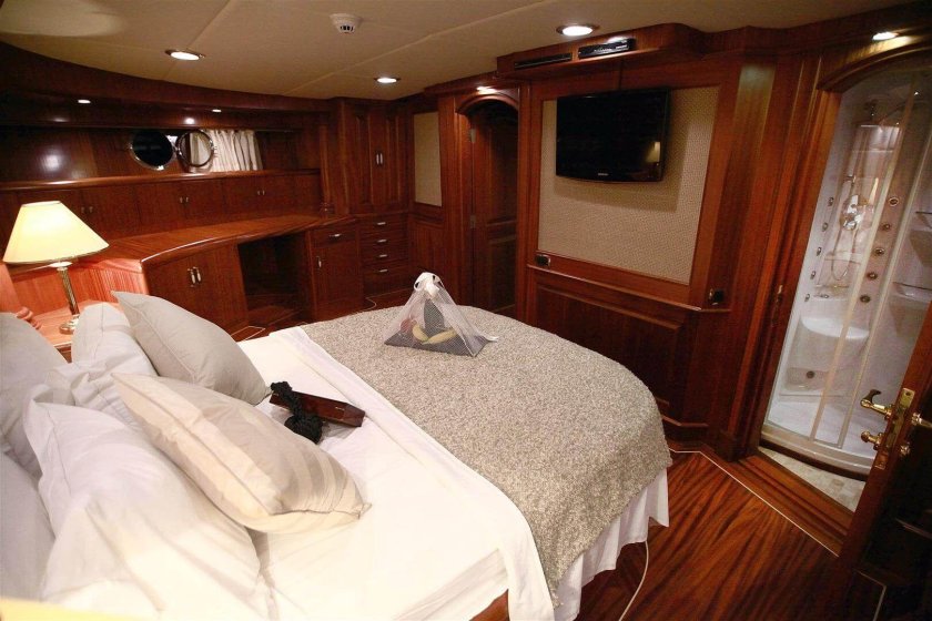 Яхта с 2 каютами