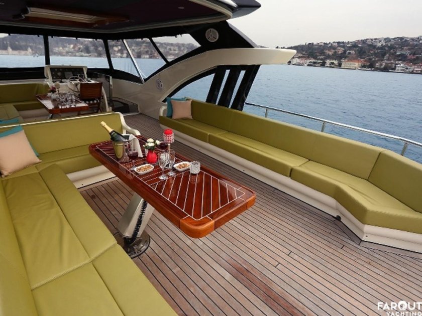 Электрическая яхта внутри и снаружи