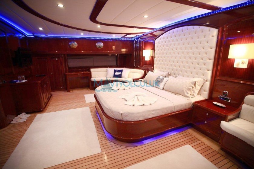 Небольшая яхта внутри