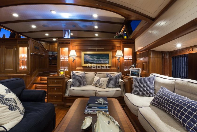 Яхта Чекмезова интерьер