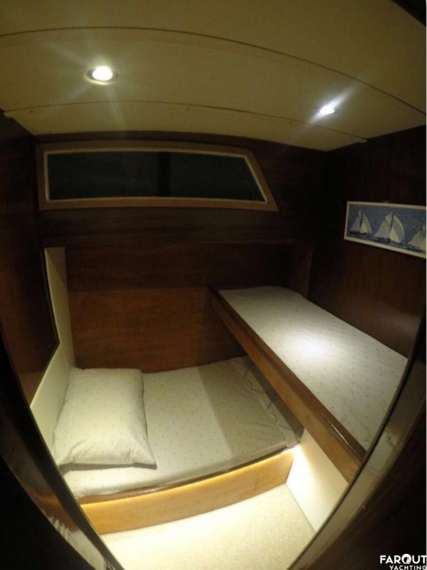 Небольшая яхта внутри