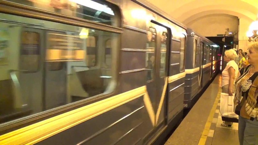 Проспект Просвещения метро поезд