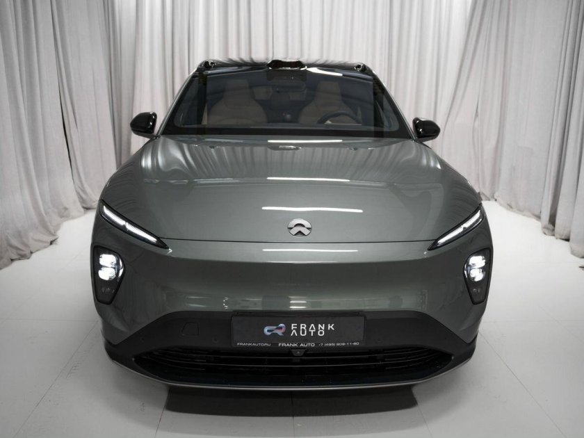 Серый внедорожник