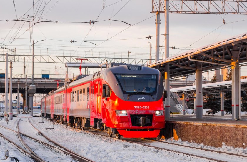 Пригородный поезд