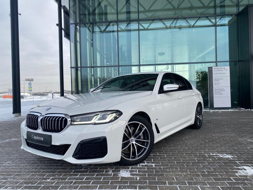 БМВ 5 серии 2022 белая
