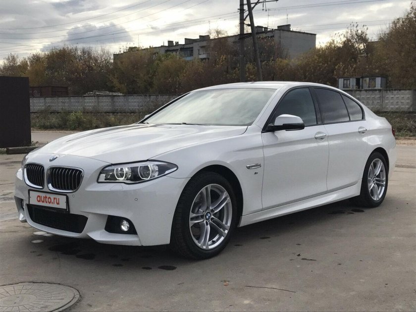 Белая БМВ 528i