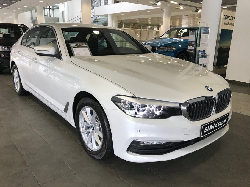 BMW 520i белая