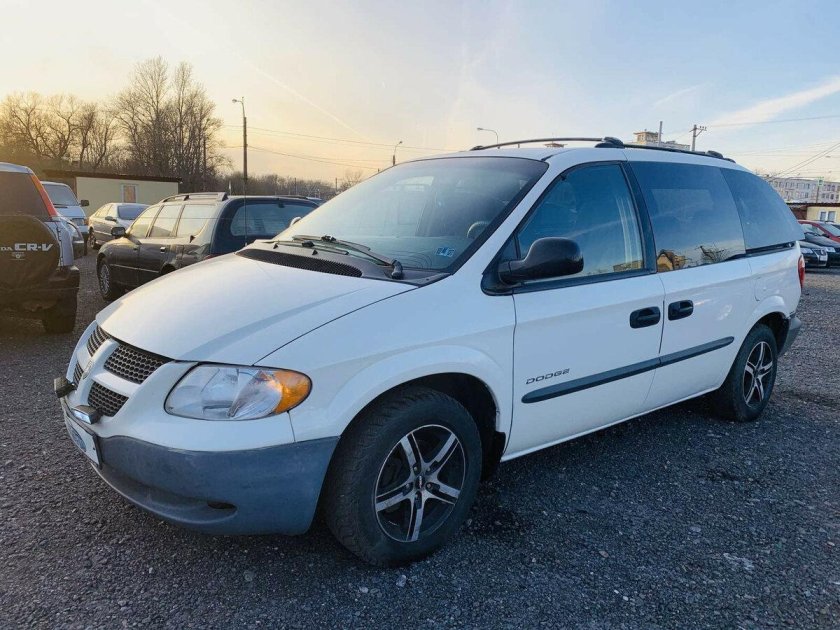 Dodge Caravan белый