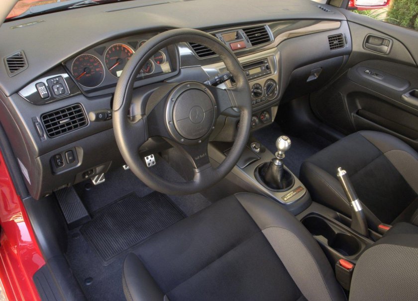 Митсубиси Эволюшн 9 салон