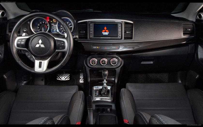 Mitsubishi Lancer EVO 10 салон