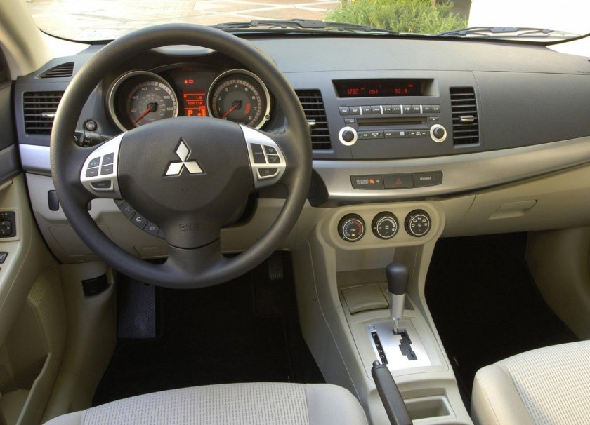 Mitsubishi Lancer 10 салон