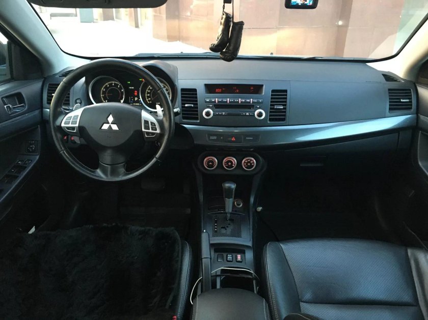 Митсубиси Лансер 10 салон