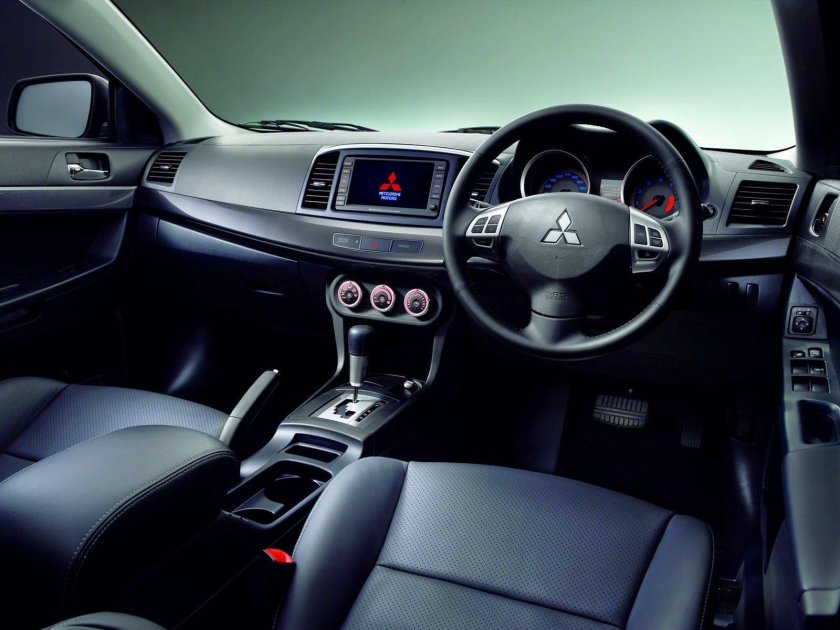 Митсубиси Лансер 10 2.0 салон