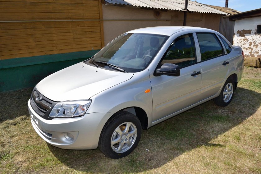 Лада Гранта цвет 610 Рислинг серебристый