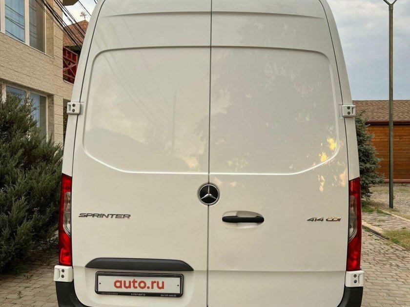 Белый микроавтобус