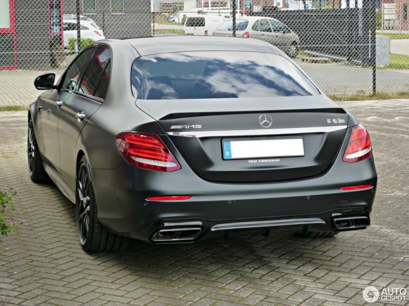 E63s AMG сзади