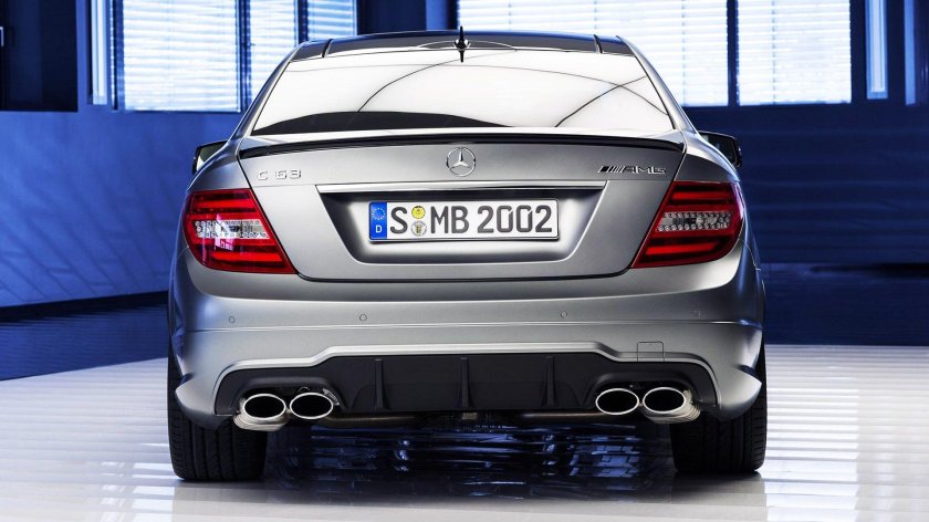 Mercedes Benz c63 AMG Coupe сзади