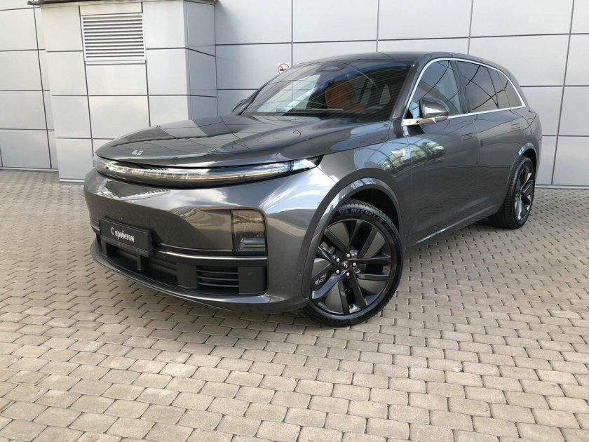 Серый внедорожник