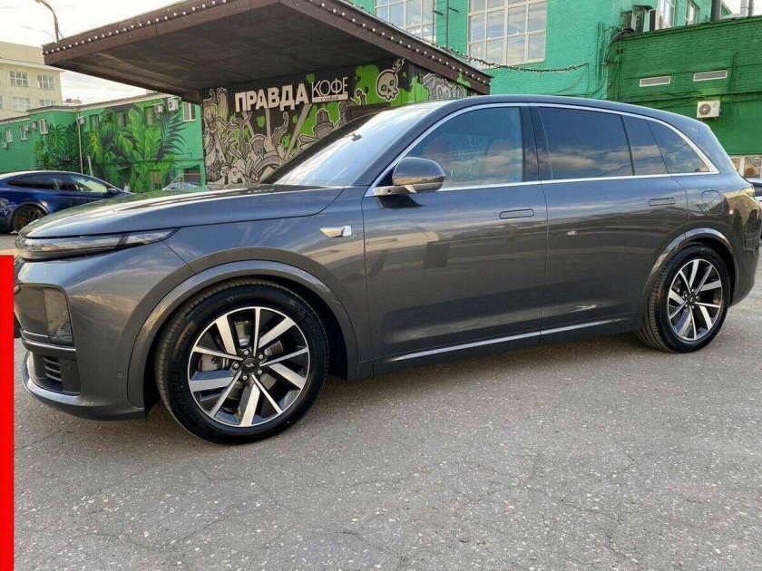 Серый внедорожник