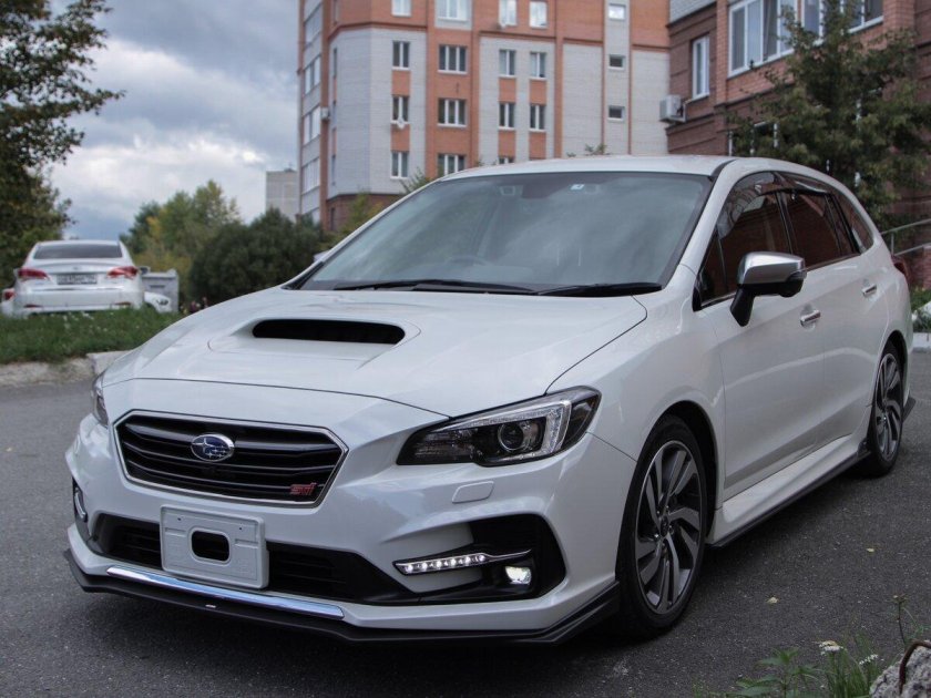 Subaru Levorg белый