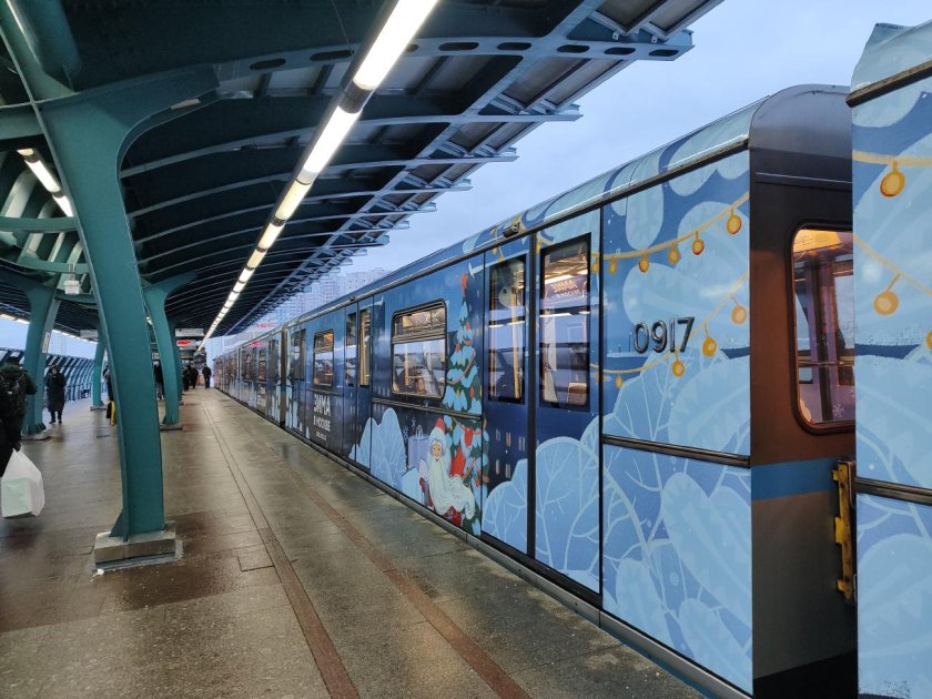 Новогодний поезд метро москва