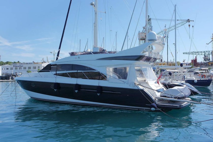 Яхта Азимут 20 метров