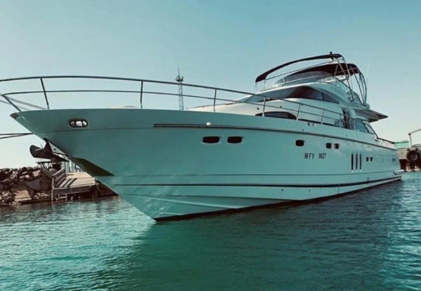 Яхта Fairline