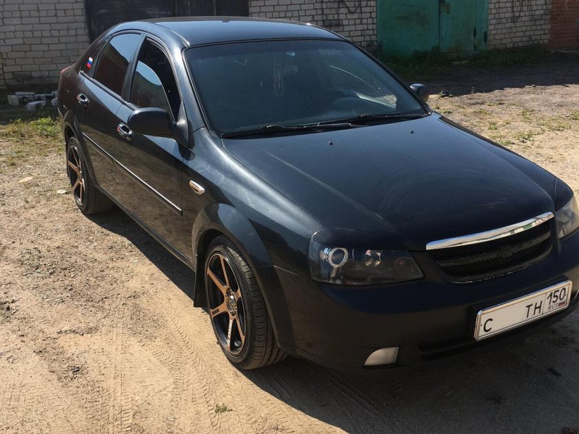 Черная шевроле лачетти седан r17
