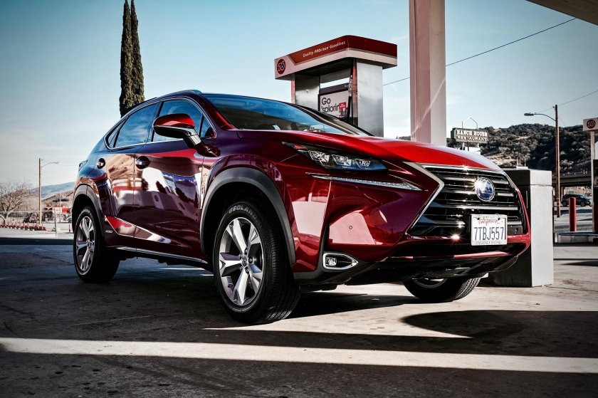 Lexus NX 2022 красный