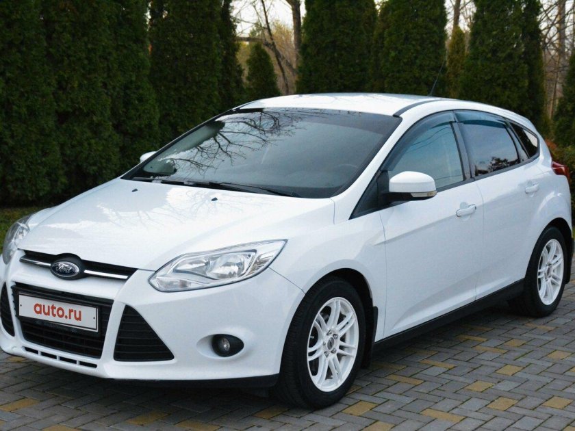 Белый Форд фокус универсал 2013