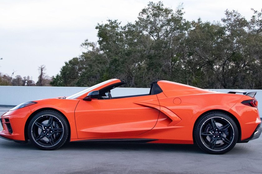 Шевроле Корвет 2022