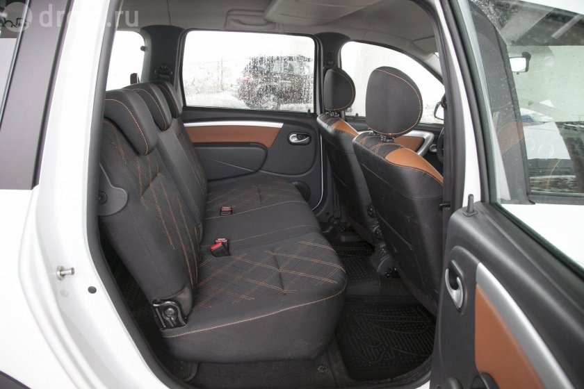 Лада Ларгус салон сзади