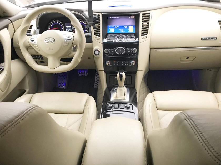 Инфинити qx70 белый салон