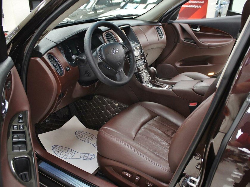 Инфинити qx50 коричневый салон